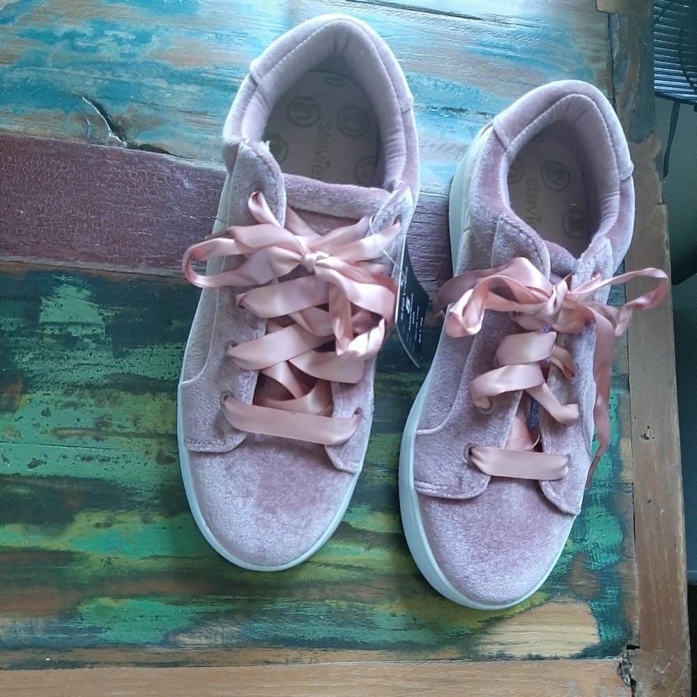 Stevie's charming pink shoes with beautiful laces
